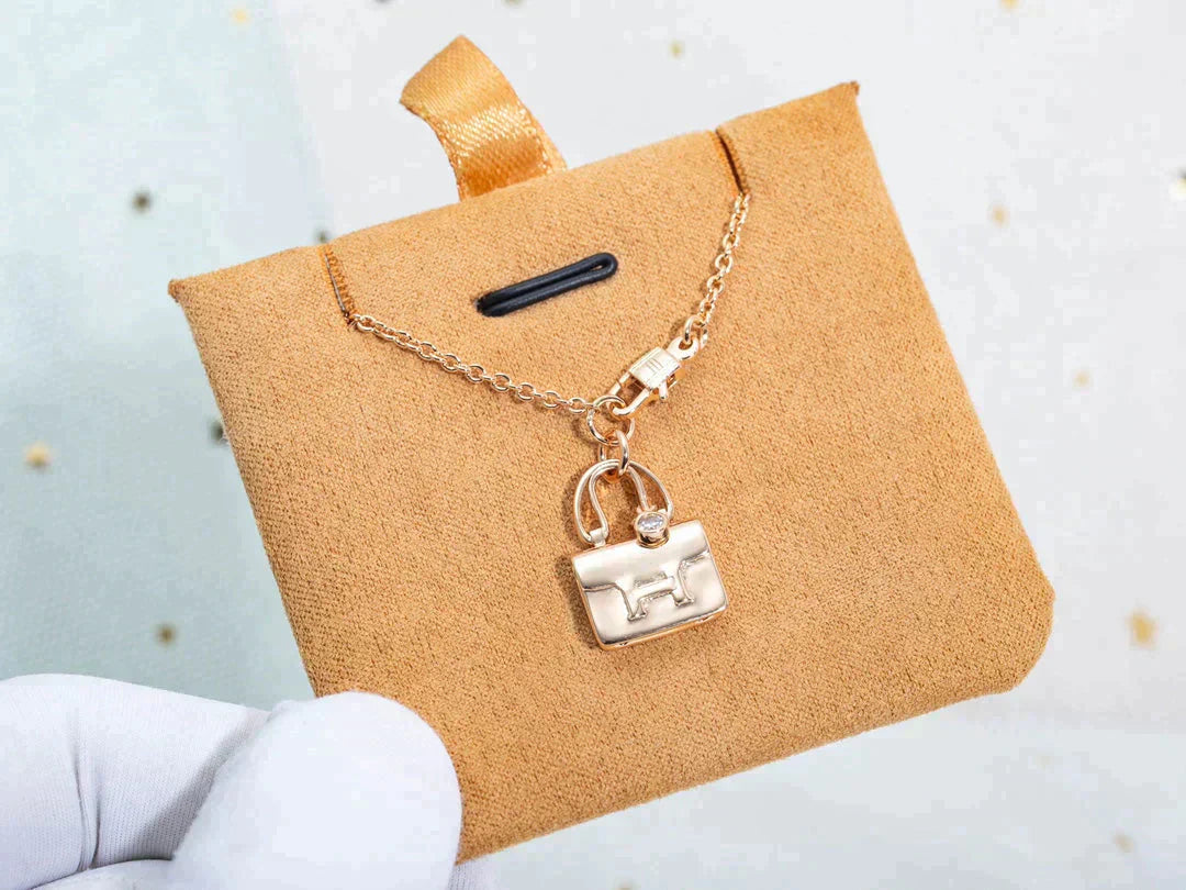 Miro AMULETTE PEDANT ROSE GOLD NECKLACE